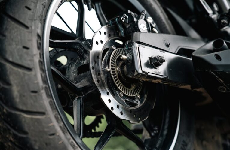 Tarcze hamulcowe motocykla – objawy zużycia i wymiana