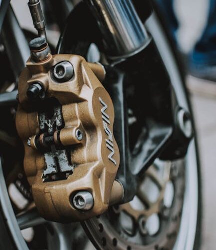 Jak prawidłowo hamować motocyklem – hamowanie motocyklem