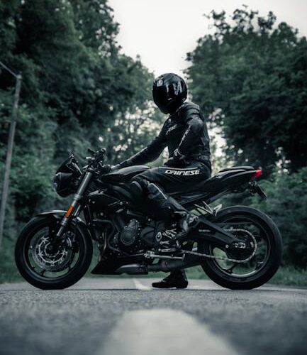 Kombinezon motocyklowy – skóra vs tekstyl: co wybrać w 2026